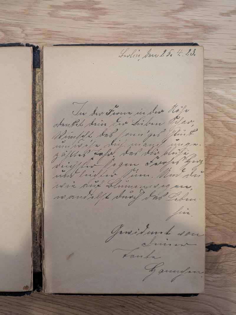 So nicht: ein Schatten liegt über der Seite und verdeckt einen Teil der Schrift
